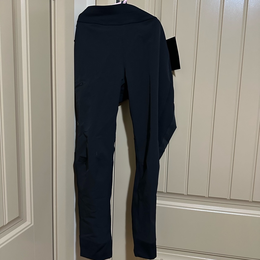 Arc’teryx gamma hybrid pant. Brand new with tags still attached. Size 10 short.